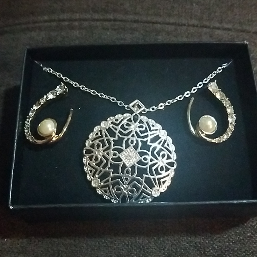 Beautiful Necklace Pendant and Earrings Set